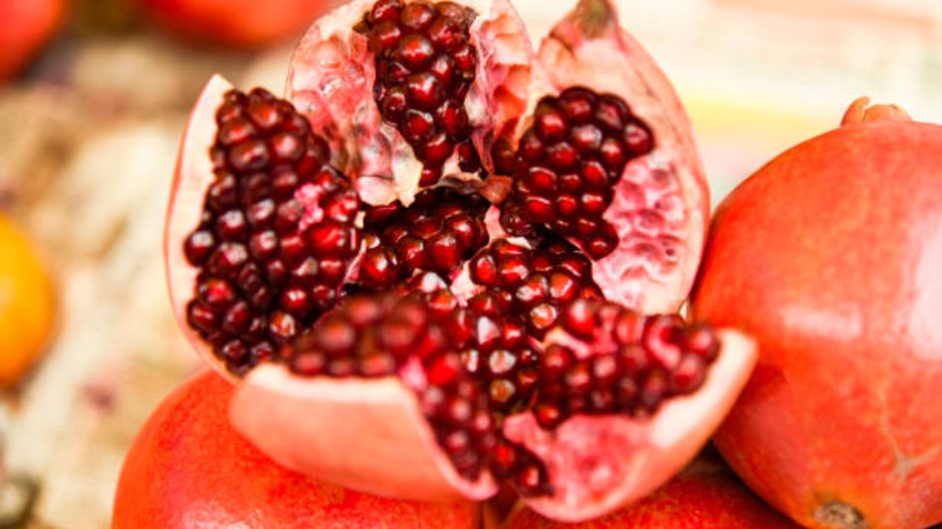 लोहाची कमतरता निर्माण झाल्यानंतर डाळिंबाचे सेवन करावे. डाळिंब खाल्यामुळे शरीरात रक्त वाढते. तसेच आजारपणामुळे कमी झालेली रोगप्रतिकारशक्ती सुधारण्यासाठी डाळिंबाच्या दाण्यांचे सेवन करावे.