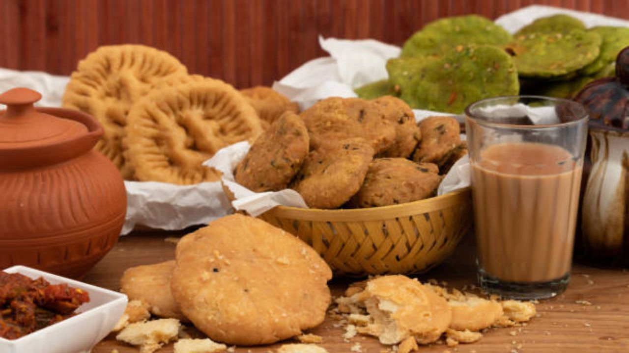 अतिप्रमाणात गोड पदार्थ खाल्यामुळे दातांचे आरोग्य बिघडते. दातांमध्ये कीड लागणे, हिरड्या सुजणे, दातांमध्ये पोकळी निर्माण होणे इत्यादी अनेक समस्या उद्भवू शकतात. 