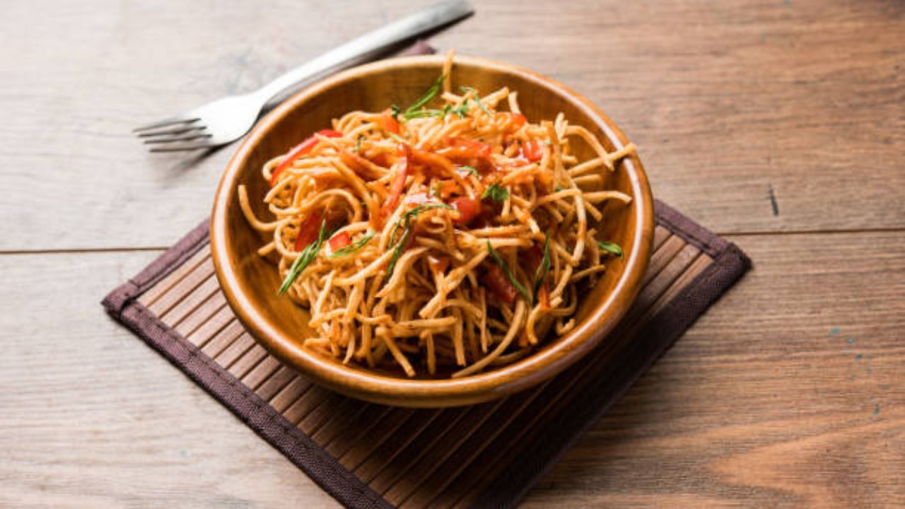 चहासोबत खाण्यासाठी ५ मिनिटांमध्ये बनवा चटपटीत मॅगीची भेळ