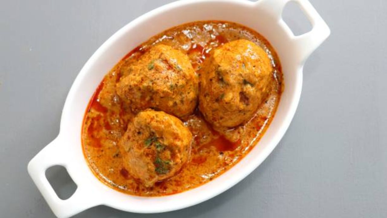 संध्याकाळच्या जेवणात हवा आहे चमचमीत पदार्थ! सोप्या पद्धतीमध्ये घरी बनवा ‘लखनऊ दम आलू’