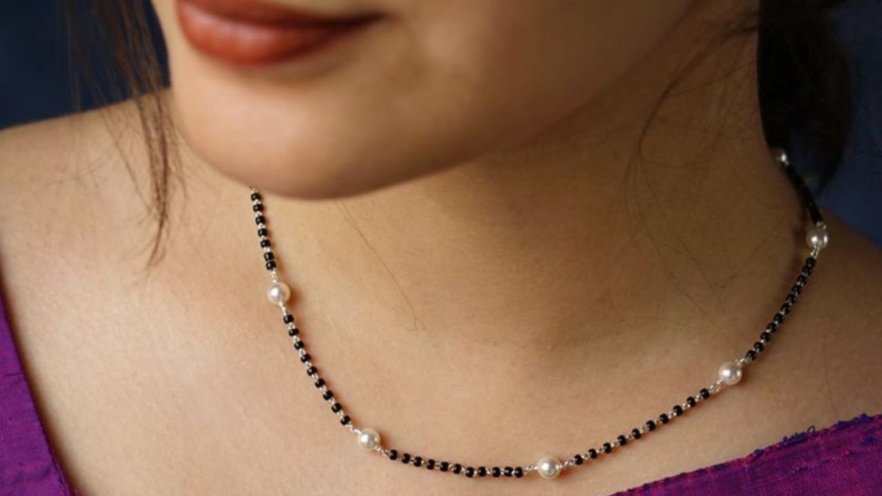 साडी नेसल्यानंतर गळ्याभोवती  असलेले मंगळसूत्र अतिशय सुंदर दिसतात. त्यामुळे तुम्ही सुद्धा या पद्धतीचे मंगळसूत्र ट्राय करू शकता.  