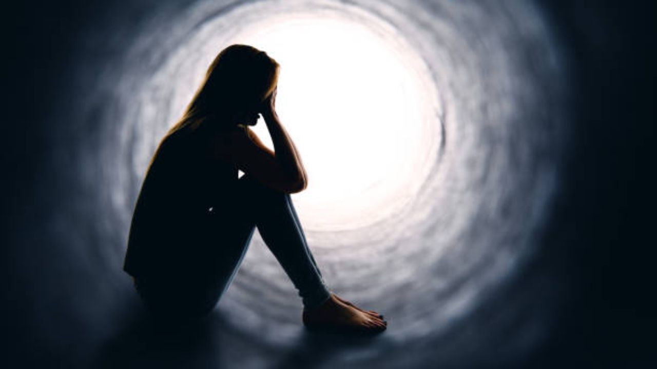 महिलांमध्ये मासिक पाळी, गर्भधारणा, मोनोपॉज यासारख्या हार्मोनल बदलांमुळे नैराश्य येण्याची शक्यता असते. त्यामुळे महिलांनी कामाच्या धावपळीमधून वेळ काढत स्वतःच्या आरोग्याकडे लक्ष देणे आवश्यक आहे. 
