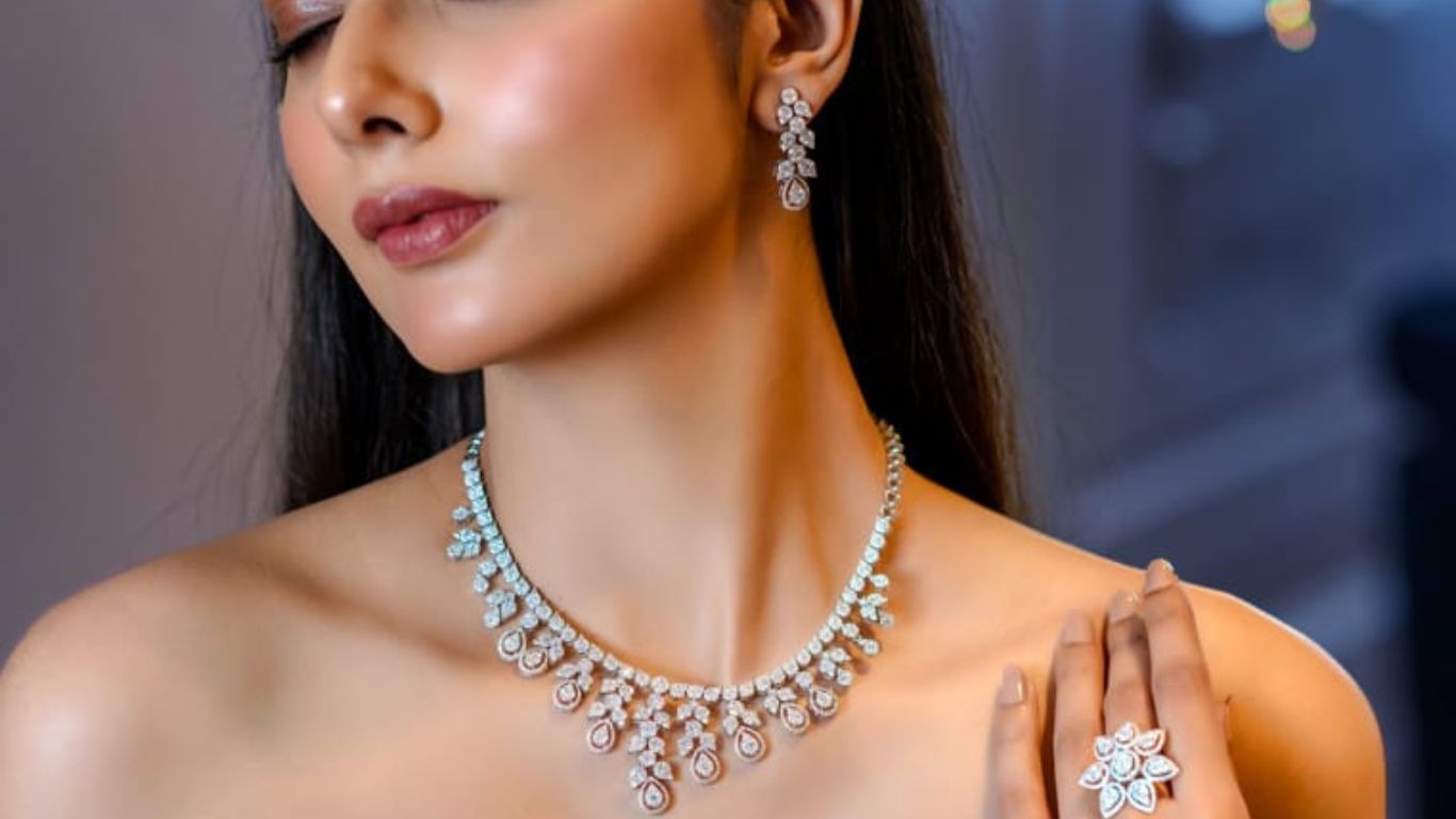 व्हॅलेंटाईन डे आणखीन स्पेशल करण्यासाठी गलफ्रेंडला गिफ्ट करा 'या' डिझाईनची डायमंड ज्वेलरी