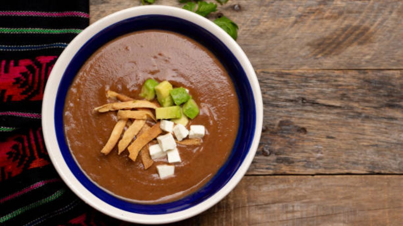 नाचणी शरीराला आवश्यक प्रोटीन आणि जीवनसत्वे पुरवण्याचे काम करते. रोजच्या आहारात नाचणीची खिचडी, नाचणीचे सूप, नाचणीची भाकरी याशिवाय नाचणीपासून बनवलेल्या इतर पदार्थांचे नियमित सेवन करावे.