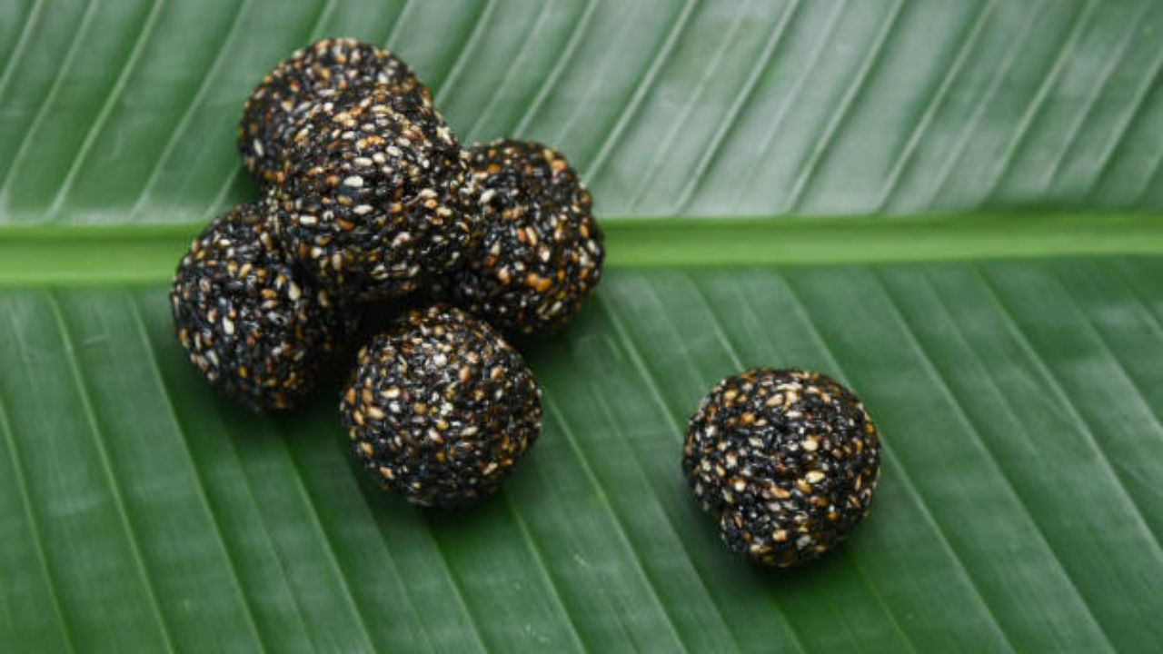 काळ्या रंगाच्या तिळांचा आहारात फारसा समावेश केला जात नाही. मात्र काळे तीळ आरोग्यासाठी अतिशय फायदेशीर आहेत. काळ्या तिळांपासून बनवलेले लाडू नियमित खाल्यास शरीरातील हिमोग्लोबिनची कमतरता भरून निघेल आणि कधीच चक्कर अथवा अशक्तपणा जाणवणार नाही.