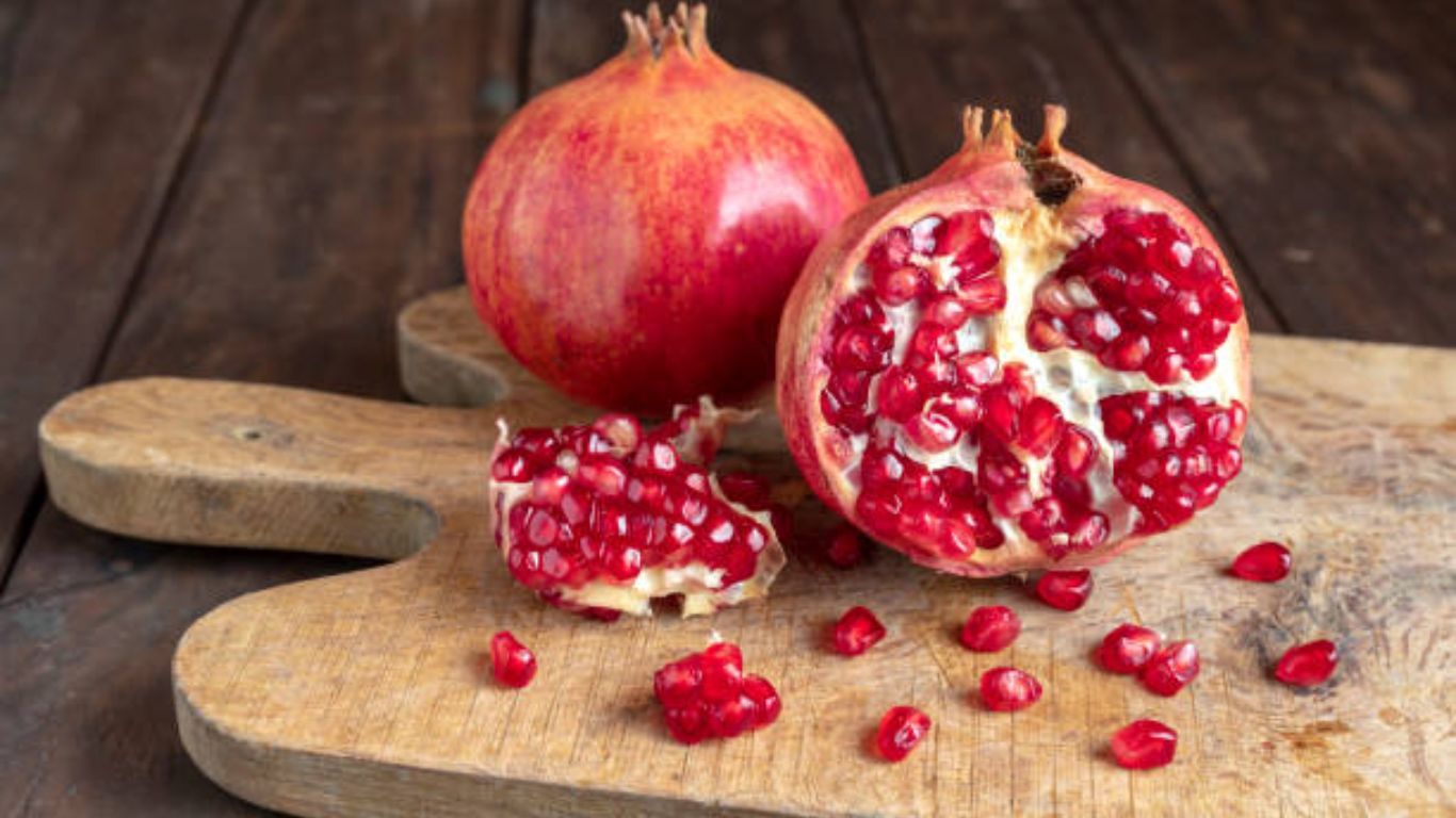 लोहयुक्त डाळिंबचे सेवन केल्यामुळे त्वचा आणि केसांना अनेक फायदे होतात. डाळिंबामध्ये भरपूर प्रमाणात लोह आढळून येते. यामध्ये लोहाचे प्रमाण अधिक असते, ज्यामुळे शरीर निर्माण झालेली कमतरता वाढते.