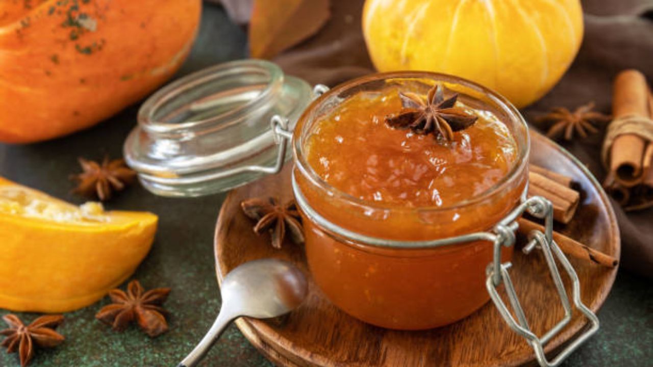 खजुरांमध्ये भरपूर प्रमाणात कॅल्शियम, आर्यन इत्यादी अनेक गुणकारी घटक आढळून येतात. त्यामुळे तुम्ही खजूर आणि डाळिंबाचा वापर करून चविष्ट गोड चटणी बनवू शकता. खजूर डाळिंबाची चटणी चवीला अतिशय सुंदर लागते.