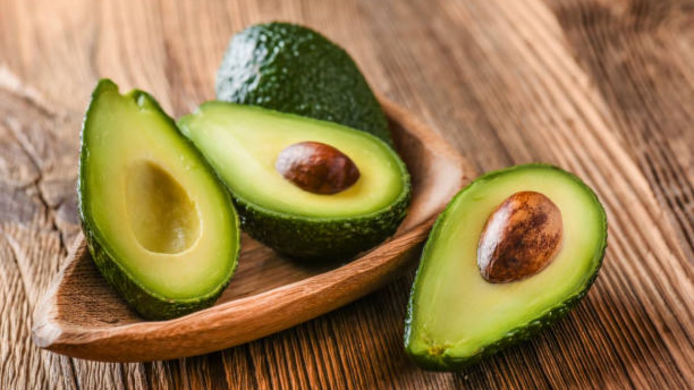 एवोकॅडोमध्ये मोनोअनसॅच्युरेटेड फॅट्स येतात, ज्यामुळे तुमची त्वचा हायड्रेट आणि गलोविंग राहते. एवोकॅडो हे व्हिटॅमिन ई चा चांगला स्त्रोत आहे. याशिवाय या पदार्थाचे सेवन केल्यामुळे आरोग्य निरोगी राहते.