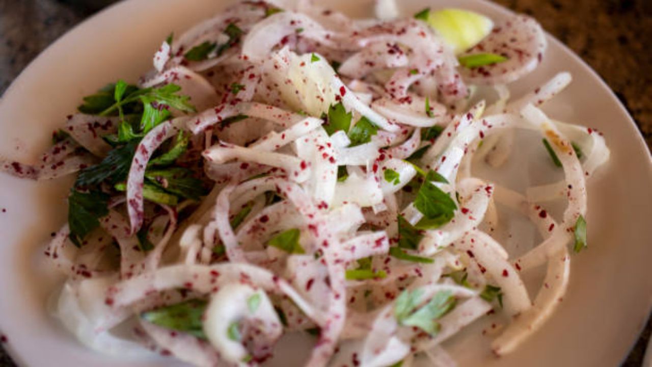 कांदा फ्रिजमध्ये कापून ठेवल्यानंतर कांद्याला वास येऊ लागतो. त्यामुळे चुकूनही बारीक चिरून ठेवलेला कांदा फ्रिजमध्ये ठेवू नये. या कांद्याचा जेवणातील पदार्थ बनवण्यासाठी वापर करावा. 