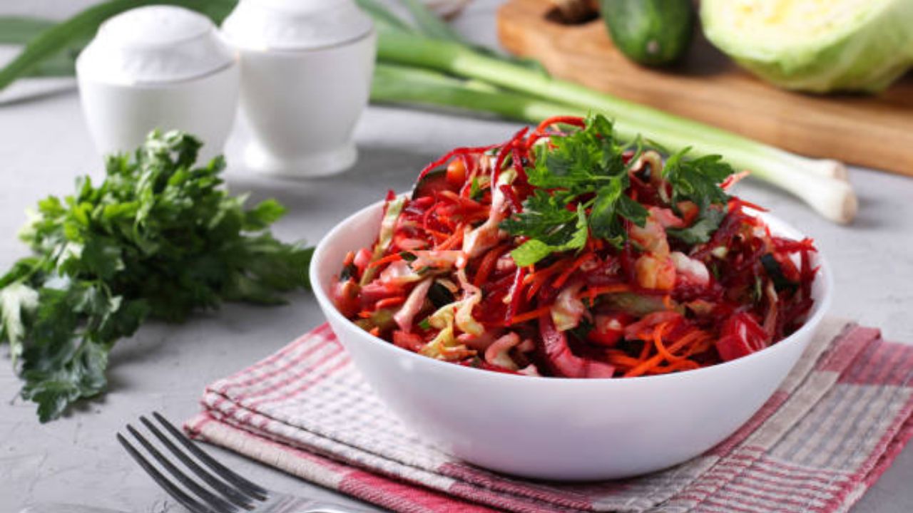 संध्याकाळच्या वेळी किंवा जेवणाच्या पदार्थांमध्ये तुम्ही सॅलडचा समावेश करू शकता. गाजर आणि बीटमध्ये भरपूर प्रमाणात लोह आढळून येते, जे शरीरासाठी अतिशय फायदेशीर आहे. हिमोग्लोबिन वाढवण्यासाठी नियमित गाजर बीट खावे.