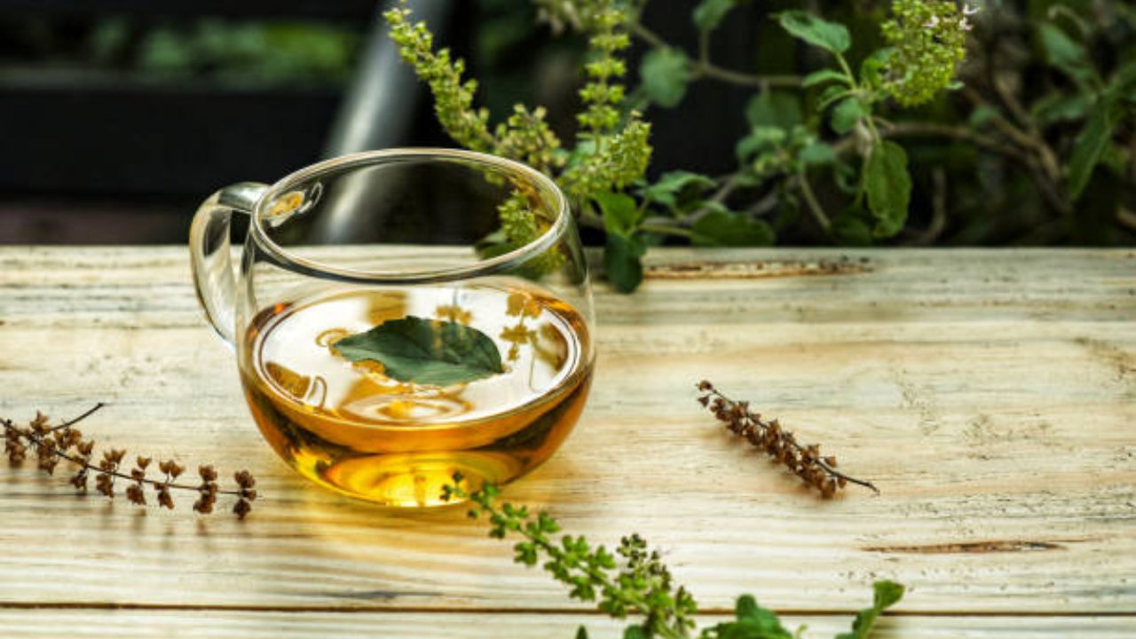 दैनंदिन आहारात दुधाच्या चहाचे सेवन करण्याऐवजी तुळशीच्या पानांचा चहा प्यावा. यामुळे त्वचा, आरोग्य सुधारण्यास मदत होईल. शरीरातील हानिकारक घटक बाहेर पडून जातील.