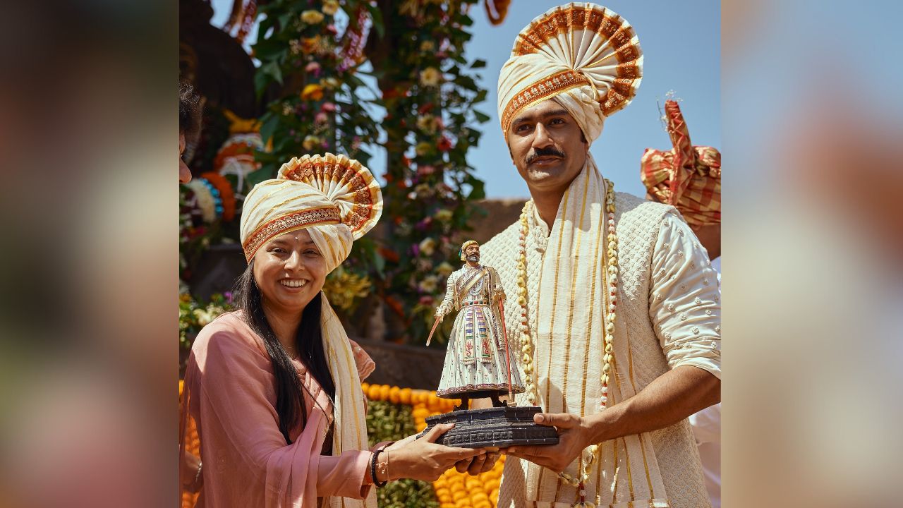 यावेळी सोहळ्याला पालकमंत्री आदिती तटकरे यांनीही हजेरी लावली होती. पालकमंत्र्यांनी अभिनेत्याला छत्रपती शिवाजी महाराजांची मुर्ती भेट म्हणून दिली. यावेळी विकीने खास मराठमोळा लूक वेअर करत सोहळ्याला हजेरी लावली होती. विकीच्या आणि दिग्दर्शक लक्ष्मण उतेकर यांच्या  डोक्यावरील फेट्याने कार्यक्रमामध्ये सर्वांचेच लक्ष वेधले.