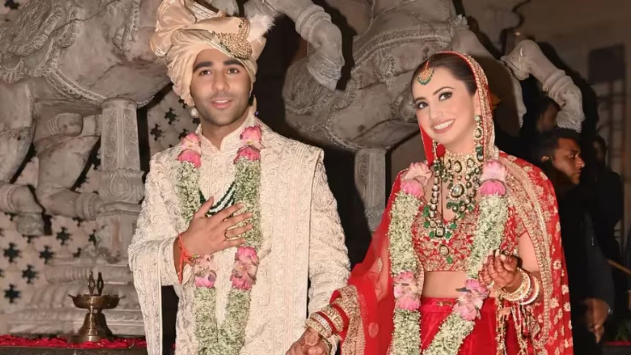 लग्नानंतर दोघेही एकमेकांचे हात धरून मीडियासमोर आले. तसेच अनेक पोझ दिल्या. दोघांच्याही चेहऱ्यावर लग्नाचा आनंद स्पष्ट दिसत होता. तसेच या दोघांना एकत्र पाहून चाहते देखील खुश झाले. 