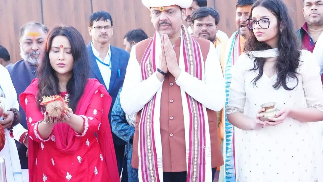 पूजेदरम्यान फडणवीस कुटुंबीय