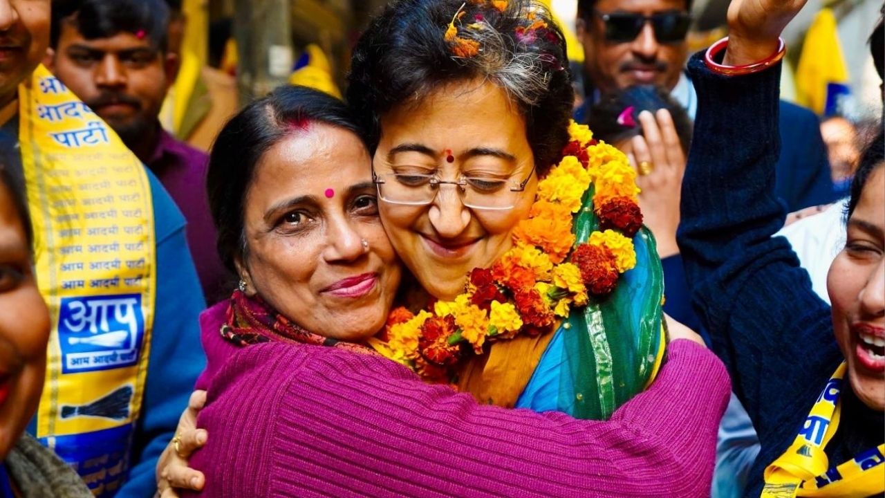 दिल्लीच्या मुख्यमंत्रिपदी सध्या आप नेत्या आतिशी मार्लेना विराजमान आहेत. दिल्ली विधानसभा निवडणुकीतील एकूण 699 उमेदवारांपैकी 96 महिला आहेत. मागील निवडणुकीपेक्षा यंदा महिला उमेदवारांची संख्या जास्त आहे. 