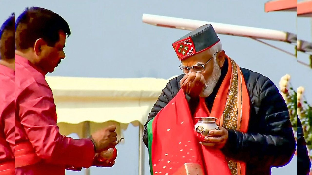 गंगा पूजा करताना पंतप्रधान मोदी यांनी खास पेहराव केला होता. यावेळी त्यांनी नेव्ही ब्लू कुर्ता, काळा जॅकेट आणि हिमाचली लोकरीची टोपी घालून आरती केली. 