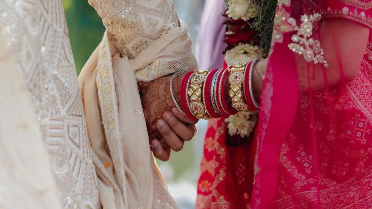 देव जोशीच्या लग्नाचे फोटो सध्या सोशल मीडियावर व्हायरल होत आहेत आणि चर्चेत आहेत. फोटोंमध्ये हे जोडपे खूप खुश दिसत आहेत. या दोघांनी त्यांच्या आनंदाचे क्षण त्याच्या चाहत्यांसोबतही शेअर केले आहेत.