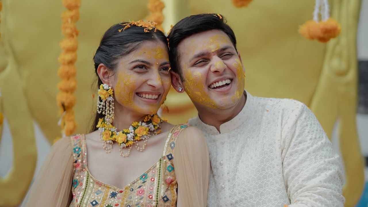 देव जोशीच्या लग्नाच्या फोटोंची सोशल मीडियावर खूप चर्चा आहे आणि चाहते त्यांना खूप शुभेच्छा आणि अभिनंदन देत आहेत. लग्नाच्या फोटोंपूर्वी देवने त्याचे हळदी आणि मेहंदीचे फोटोही शेअर केले होते. जे चाहत्यांना खूप आवडले. 