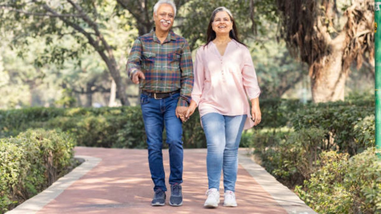 सततच्या ताणतणावामुळे शरीरात कॉर्टिसोल हार्मोनची पातळी वाढते, ज्यामुळे शरीरातील साखरेची पातळी वेगाने वाढते. तणाव कमी करण्यासाठी, दररोज उद्यानात जा आणि किमान 30 मिनिटे चालत जा