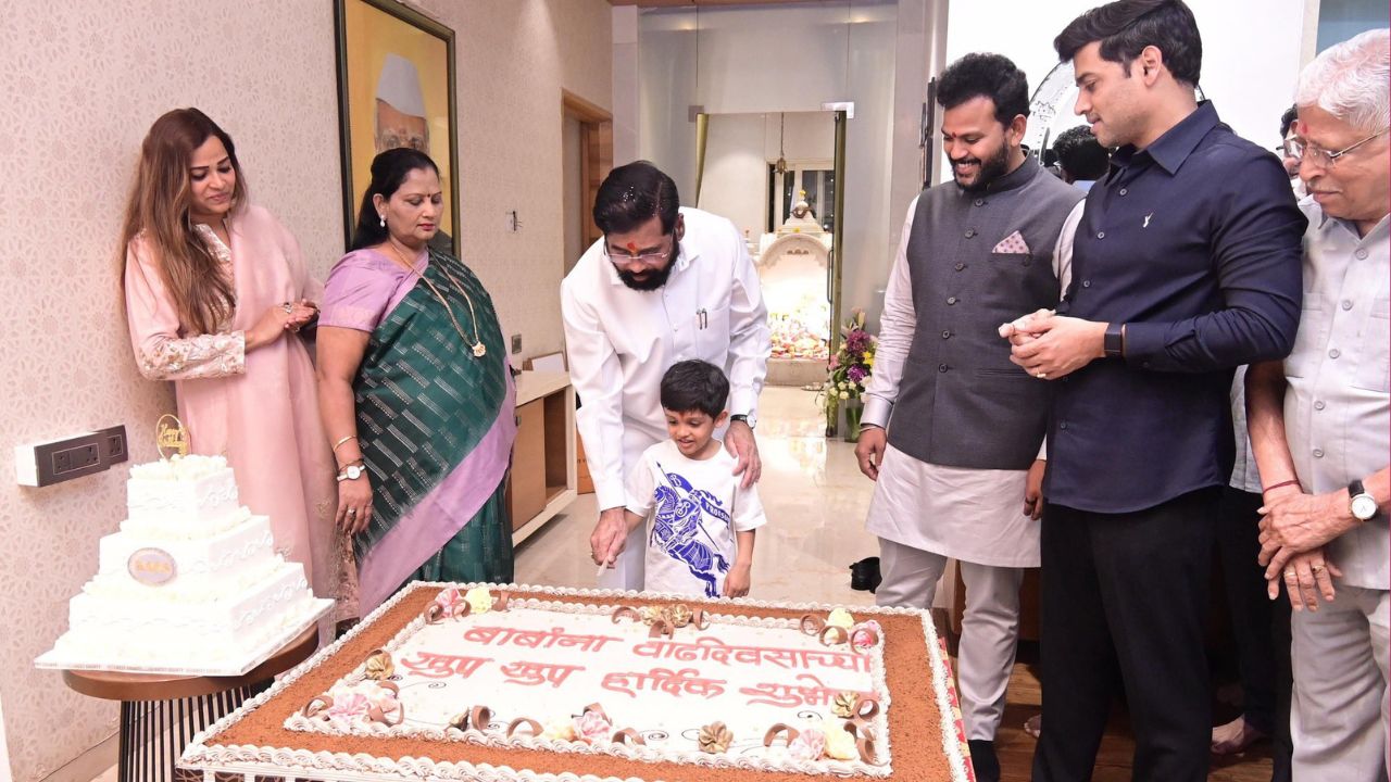 राज्याचे उपमुख्यमंत्री एकनाथ शिंदे हे त्यांचा आज वाढदिवस साजरा करत आहेत. एकनाथ शिंदे हे आज त्यांचा 61 वा वाढदिवस साजरा केला जात आहे. 