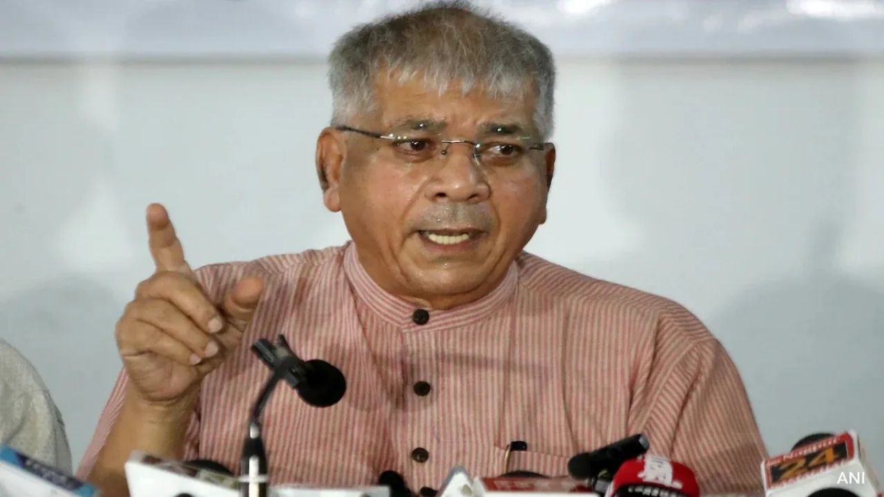 “एका रस्त्यावर दहा गणपती… हा श्रद्धेचा नाही तर खेळाचा भाग…”; माघी गणेशोत्वसाच्या वादावरुन प्रकाश आंबेडकरांचे स्पष्ट मत