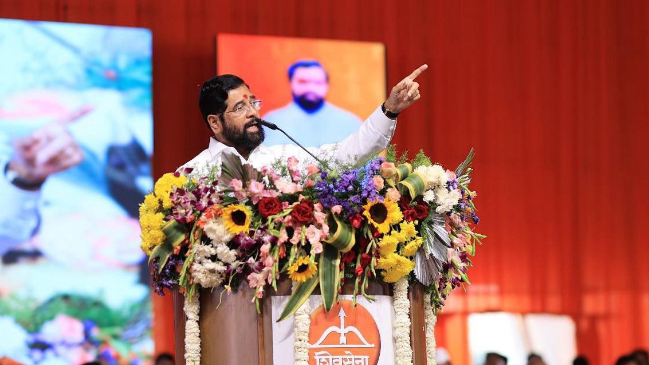 राजकारणाकडे वळल्यानंतर एकनाथ शिंदेंनी वयाच्या 18 व्या वर्षी शिवसैनिक म्हणून काम सुरू केलं. पुढे ते आनंद दिघेंच्या संपर्कात आले. आनंद दिघे यांचे विश्वासू म्हणून एकनाथ शिंदे यांना ओळखले जात होते. 