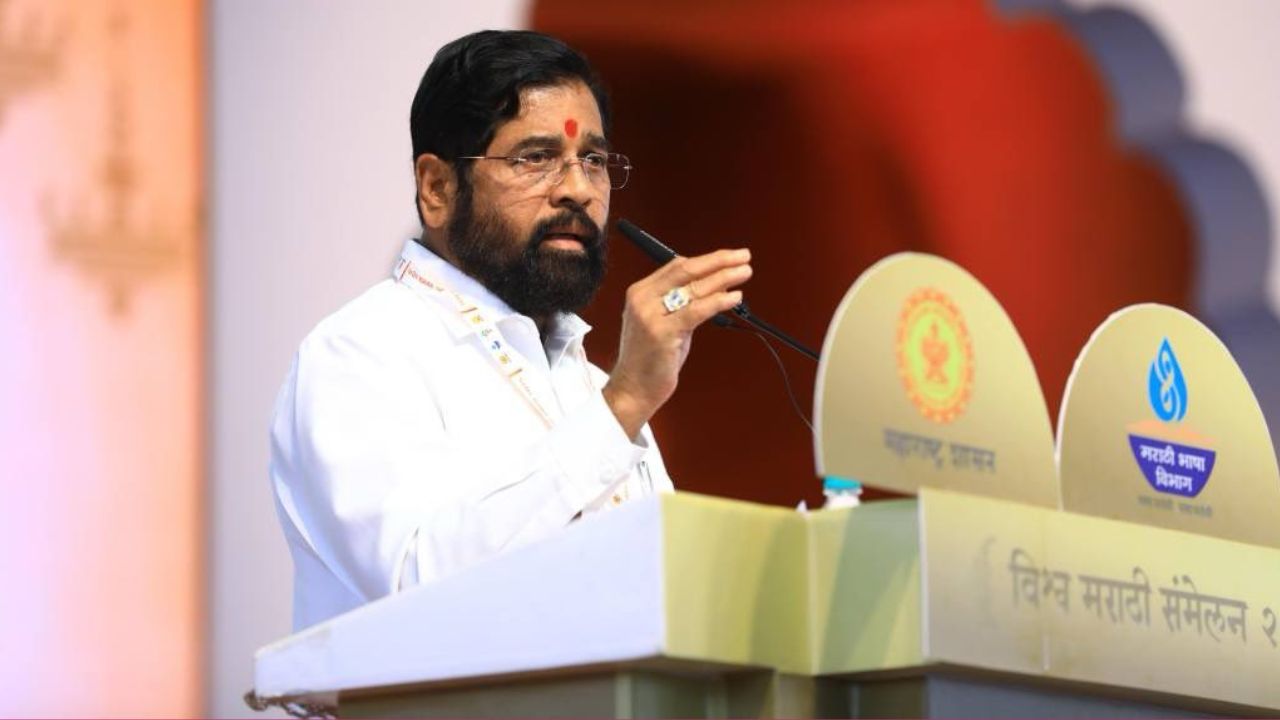 एकनाथ शिंदे यांचे वडील शेतकरी होते. घरची परिस्थिती हालाखीची असल्यामुळे त्यांना शिक्षण अर्थवट सोडावे लागले होते. तसेच ण्यातील वागळे इस्टेटमधील एका माशांचा कंपनीत सुपरव्हायझर म्हणून काम केले