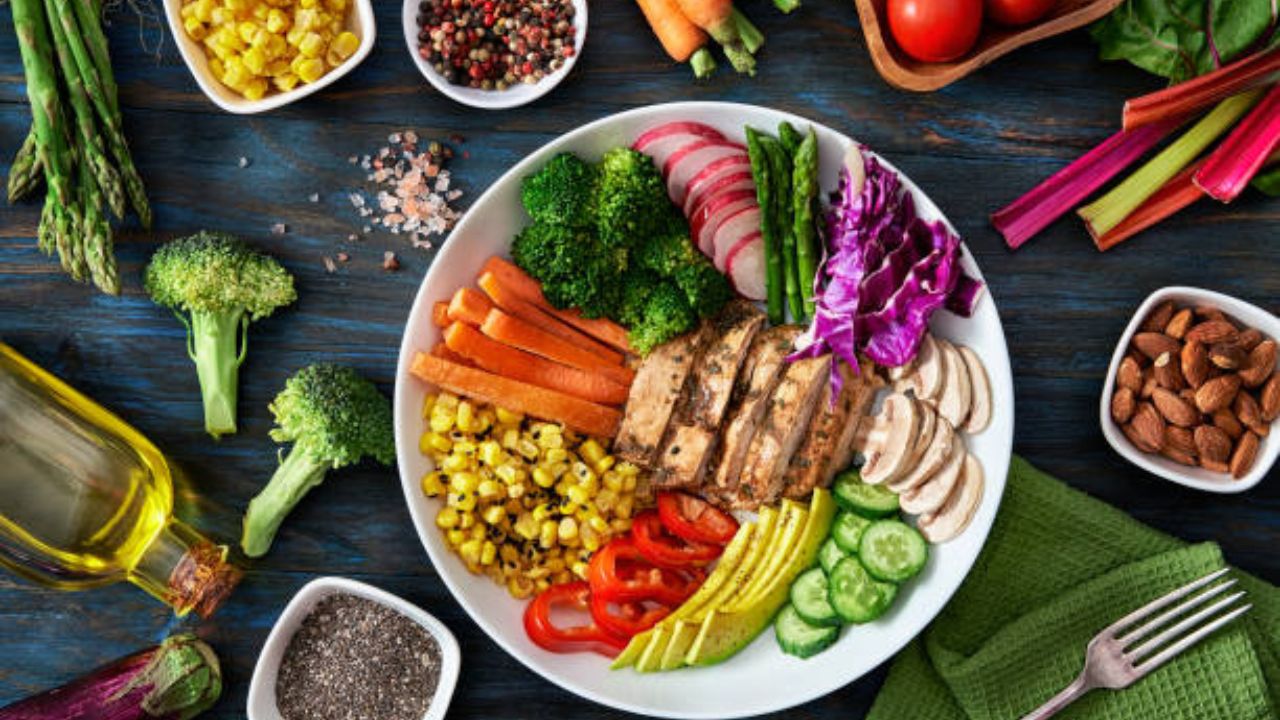फॅटी लिव्हरच्या रूग्णांनी डाएटमध्ये काय खावे (फोटो सौजन्य - iStock)