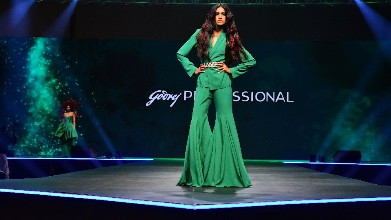 ट्रेंडी लाल रंगाचा हेअर कलर