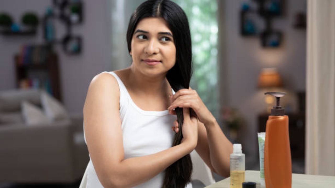 आता ते तेल तुमच्या बोटांवर लावा आणि टाळूवर हलक्या हाताने मसाज करा. डोक्याच्या प्रत्येक भागाला बोटांनी गोलाकार हालचालीत ५-१० मिनिटे मालिश करा. यामुळे रक्ताभिसरण वाढेल आणि केसांची मुळे मजबूत होतील