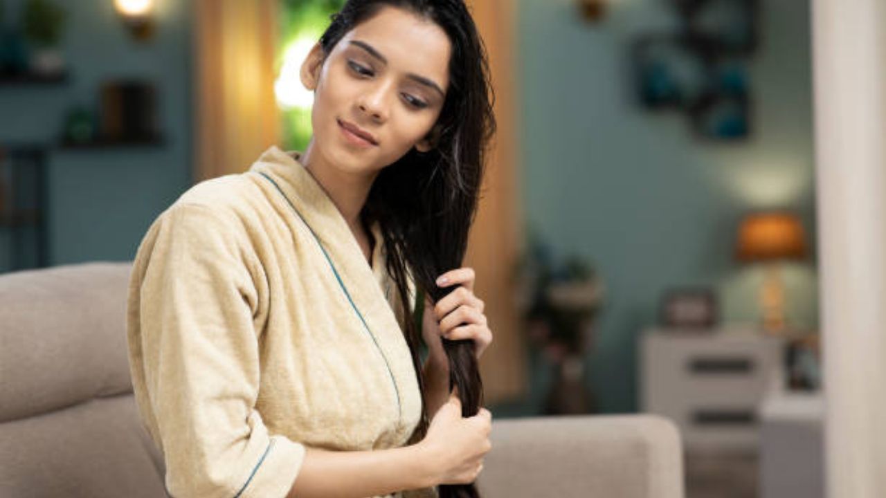 तेल लावल्यानंतर, ते कमीत कमी ३० मिनिटे ते २ तास केसांमध्ये राहू द्या. शक्य असल्यास, तुम्ही ते रात्रभरदेखील ठेवू शकता. तेल प्रभावीपणे काढून टाकण्यासाठी, तुमचे केस हलके ओले करा आणि ते शाम्पूने धुवा. जास्त शाम्पू वापरू नका, त्यामुळे केस गळू शकतात आणि केस कोरडे होऊ शकतात