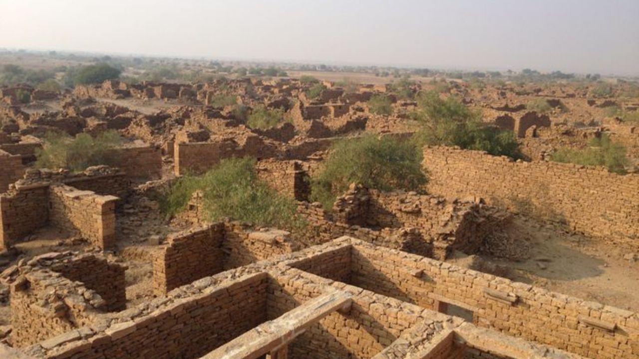 याच्या कथेबद्दल बोलणे केले तर असे म्हटले जाते की स्थानिक शासक, सलीम सिंग ज्याला पालीवाल ब्राह्मणाच्या मुलीशी लग्न करायचे होते मात्र जेव्हा ग्रामस्थांनी त्याची मागणी धुडकावून लावली तेव्हा त्याने गाव उद्ध्वस्त करण्याची धमकी दिली