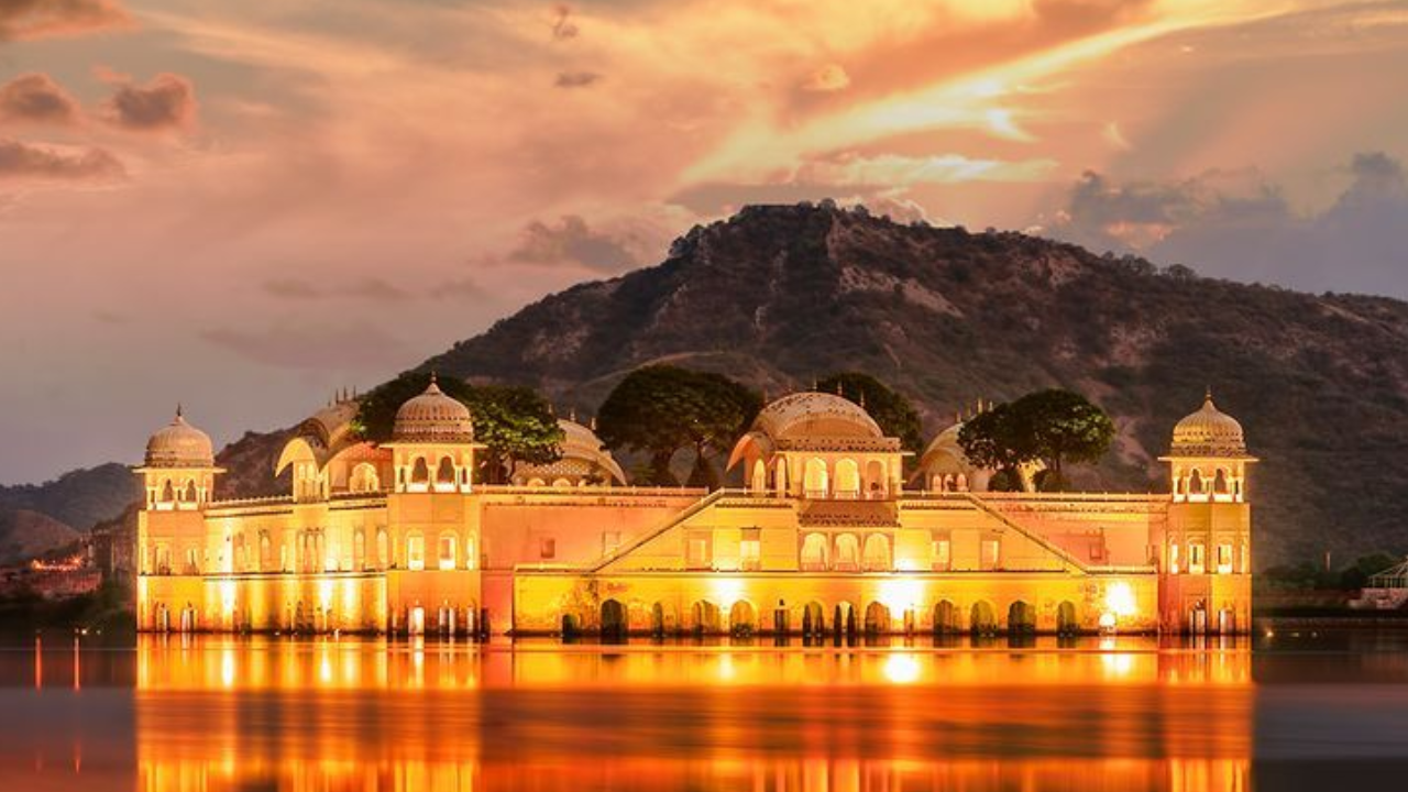आम्ही ज्या राजवाड्याविषयी तुम्हाला सांगत आहोत तो म्हणजे जयपूरची शान असलेला 'जलमहाल'. हा राजवाडा जयपूर-आमेर मार्गावरील मानसागर तलावाच्या मध्यभागी बांधलेला आहे. 200 वर्षांहून जुन्या या राजवाड्याच्या आपल्यात अनेक रहस्ये दडवून ठेवली आहेत 

