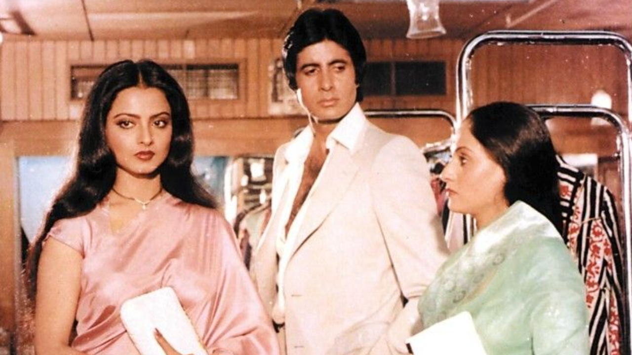 अमिताभ बच्चन, जया बच्चन आणि रेखा यांनी ‘सिलसिला’ (1981) या चित्रपटात एकत्र काम केले होते. या चित्रपटाचे दिग्दर्शन यश चोप्रा यांनी केले होते. हा चित्रपट बॉक्स ऑफिसवर हिट ठरला होता. या चित्रपटानंतर ते दोघे इतर कोणत्याही चित्रपटात एकत्र दिसले नसले तरी तुम्हाला हे जाणून आश्चर्य वाटेल की या चित्रपटाव्यतिरिक्त हे तिघेही 'एक था चंदर एक थी सुधा'मध्ये दिसणार होते. मात्र, हा चित्रपट कधीच प्रदर्शित झाला नाही

