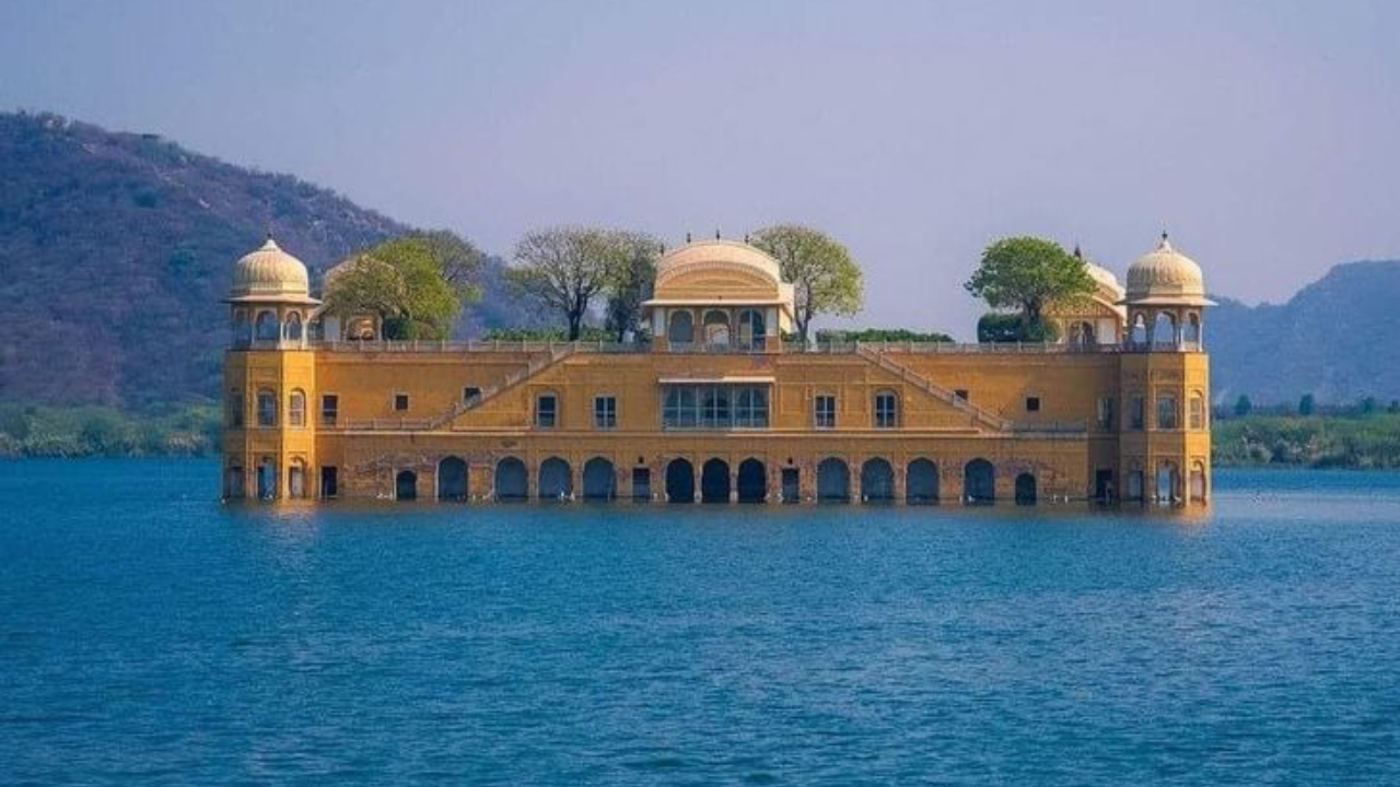 जय महल सवाई जयसिंग यांनी 1799 मध्ये बांधला होता. राजवाडा बांधण्यापूर्वी जयसिंगने जयपूरच्या पाणीपुरवठ्यासाठी गर्भवती नदीवर धरण बांधून मानसागर तलाव बांधला होता.  मानसागर तलावाच्या मध्यभागी बांधलेल्या या महालाला 'आय बॉल' असेही म्हणतात
