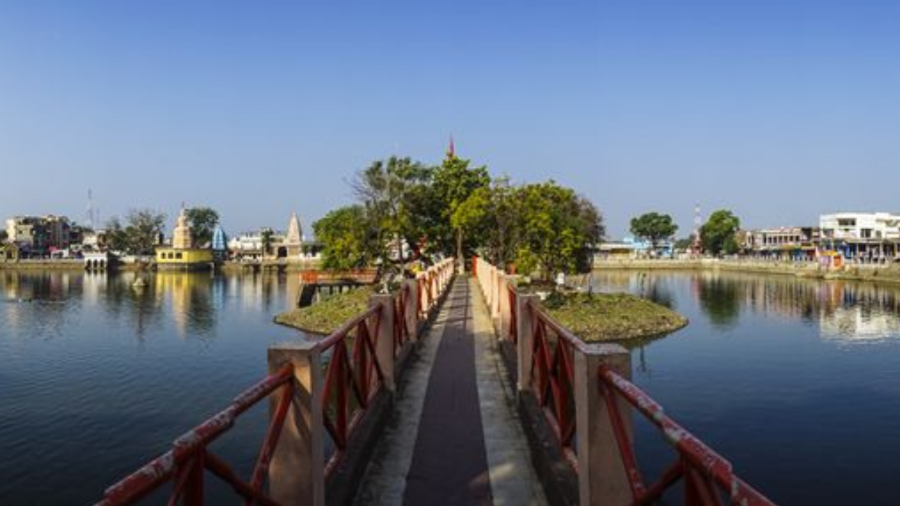 ग्राउंड वाॅटर रिचार्ज प्रोजेक्टबाबत बोलणे केले तर, याद्वारे तापी नदीच्या खोऱ्यात दोन पर्वतांमधील 250 चौरस किलोमीटर क्षेत्रात पाणी जमिनीखाली साठवले जाईल.  हा जगातील सर्वात मोठा ग्राउंड वाॅटर रिचार्ज प्रोजेक्ट ठरणार असल्याचे बोलले जात आहे
