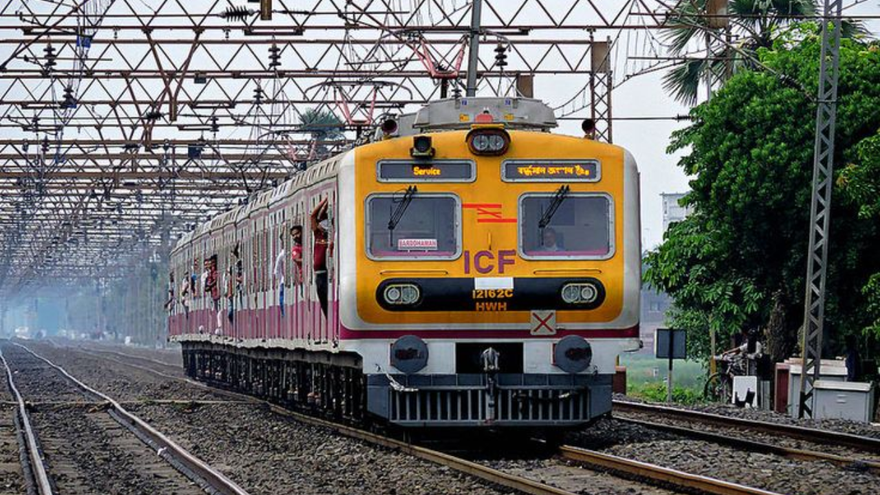 अवघ्या 40 मिनिटांचा प्रवास, 3 डब्बे अन् ही आहे देशातील सर्वात लहान ट्रेन; हिरव्यागार दृश्यांचा सुंदर प्रवास