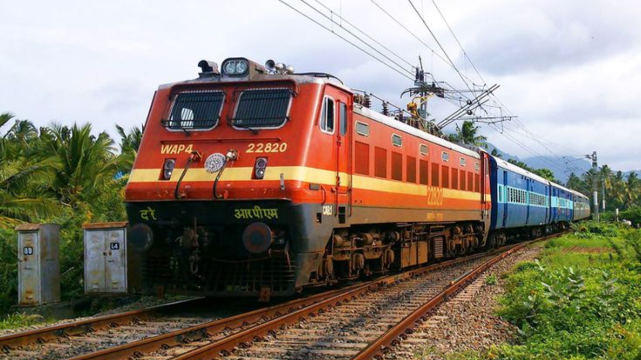 ही ट्रेन कोचीन हार्बर टर्मिनस सीएचटी ते एर्नाकुलम जंक्शनपर्यंत धावते. ही ट्रेन तिच्या कमी अंतरामुळे आणि विशिष्ट वैशिष्ट्यांमुळे खास मानली जाते. ही हिरव्या रंगाची डेमू ट्रेन दिवसातून दोनदा सकाळी आणि संध्याकाळी धावते. केरळच्या हिरव्यागार आणि सुंदर मार्गांवरून ही ट्रेन धावते