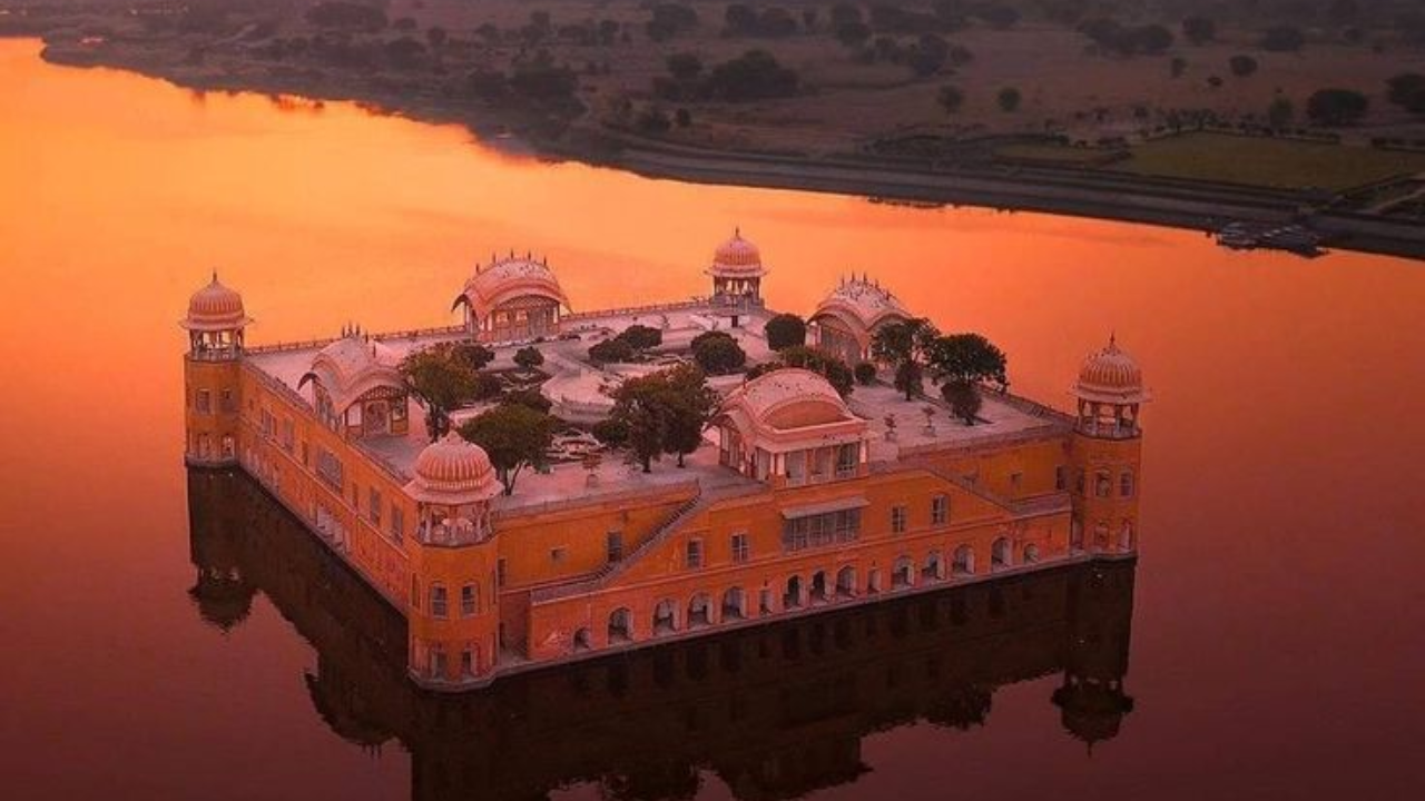 200 वर्षांपासून पाण्यात जशाचा तसा उभा आहे हा 5 मजली राजवाडा; रहस्याने भरपूर, राण्यांच्या आंघोळीसाठी बांधण्यात आला