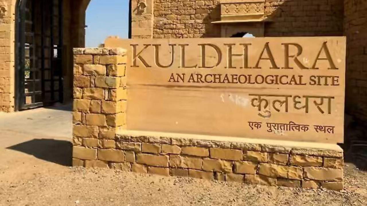 हे गाव एकेकाळी पालीवाल ब्राह्मणांचे एक समृद्ध गाव होते, जे त्याच्या बुद्धिमत्तेसाठी आणि व्यावसायिक कौशल्यासाठी ओळखले जायचे. आम्ही ज्या गावाविषयी बोलत आहोत ते म्हणजे जयपूरमध्ये वसलेले कुलधारा गाव. या गावबाबत अनेक रहस्यमयी कथा प्रचलित आहेत. सुमारे 200 वर्षांपूर्वी कुलधारा आणि आसपासच्या गावांची संपूर्ण लोकसंख्या एका रात्रीत गायब झाल्याचे सांगितले जाते