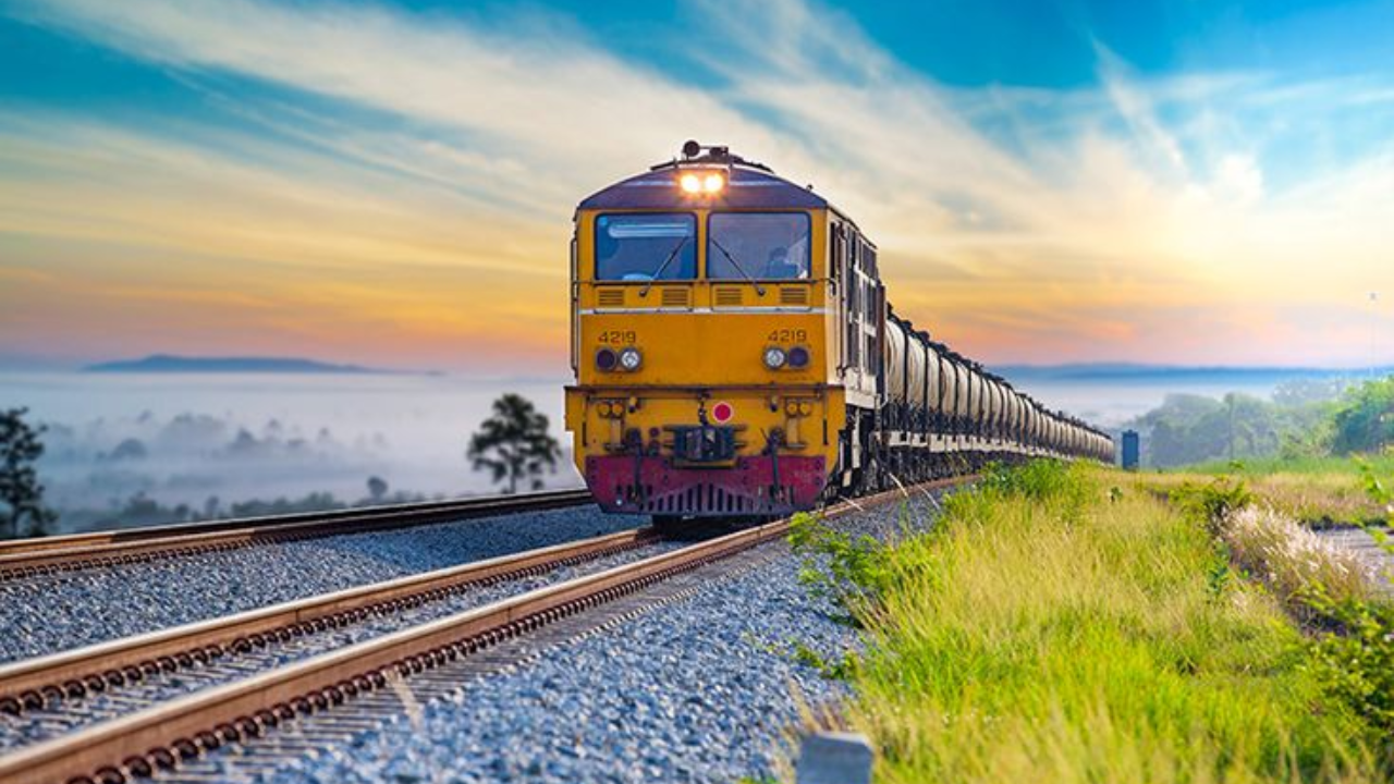 या ट्रेनचे एकूण फक्त 9 किलोमीटर अंतर कापता येते. हे अंतर ही ट्रेन एका थांब्याने 40 मिनिटांत पूर्ण करते. आपल्या कमी अंतरामुळे ही ट्रेन भारतातील सर्वात लहान रेल्वे सेवा मानली जाते