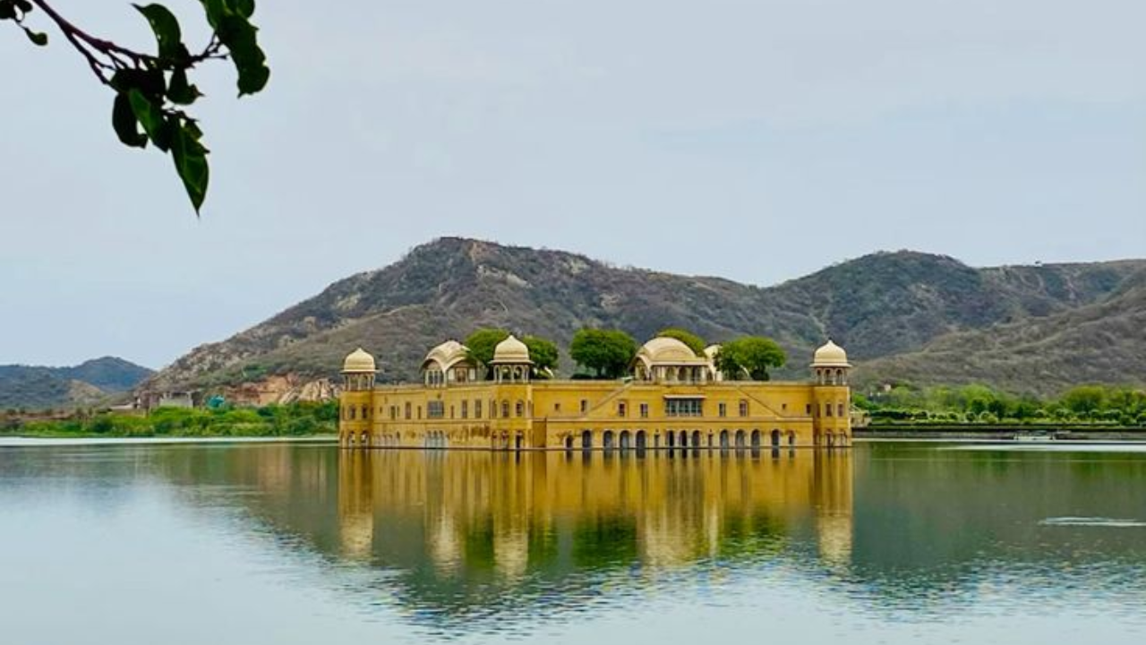 जलमहाल हा पाच मजली राजवाडा आहे, त्यातील चार मजले पाण्याखाली आहेत, जे तुम्ही पाहू शकत नाही. पाण्याच्या वर फक्त एक मजला दिसतो.  यामुळेच या महालात उष्णता नाही. पर्वत आणि तलावाचे सौंदर्य या महालाचे सौंदर्य आणखी वाढवते.  विशेषत: चांदण्या रात्री तलावाच्या पाण्यात वसलेला हा महाल खूपच सुंदर दिसतो.
