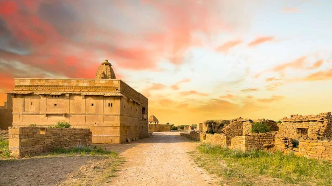 मुख्य गावाची इतकी धोकादायक प्रतिमा असूनही, कुलधारा हे एक प्रमुख पर्यटन स्थळ बनले आहे. इतिहासप्रेमींना इथली संरक्षित वास्तुकला आवडते, तर रोमांच शोधणारे येथे काहीतरी अलौकिक अनुभवण्याच्या आशेने येतात