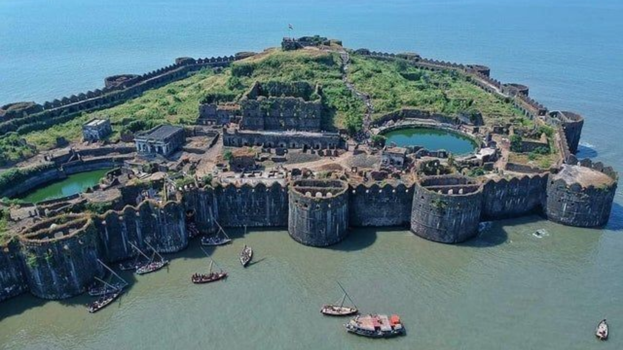 कोकणातील सिंधुदुर्ग जिल्ह्यात सिंधुदुर्ग नावाचा किल्ला उभारण्यात आला आहे जिथे तुम्हाला छत्रपती शिवाजी महाराजांच्या पावलांचे ठसे दिसतील. हा किल्ला चारही बाजूंनी पाण्याने वेढलेला आहे 
