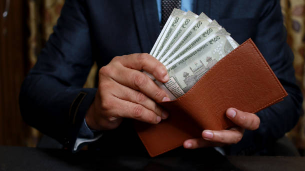 आपल्या बँकेतील अकाऊंटवर एक सर्व्हिस सुरु करून तुम्ही आर्थिक लाभ मिळवू शकता. ही सुविधा म्हणजे ऑटो स्वीप सर्विस (Auto Sweep Service). या सर्व्हिसबाबत अनेकांना माहिती नसते मात्र यातून तिपटीने व्याज मिळवता येते 
