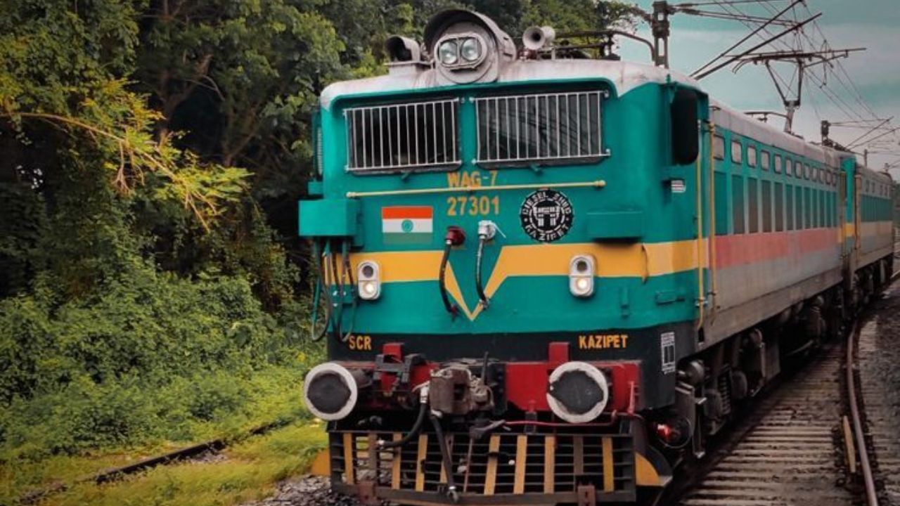 याशिवाय, बरकाकाना-सिद्धवार पॅसेंजर, गढ़ी हरसरू-फर्रुखनगर DEMU आणि जसिडीह-बैद्यनाथधाम MEMU ट्रेन देखील भारतात लहान मार्गांवर चालतात