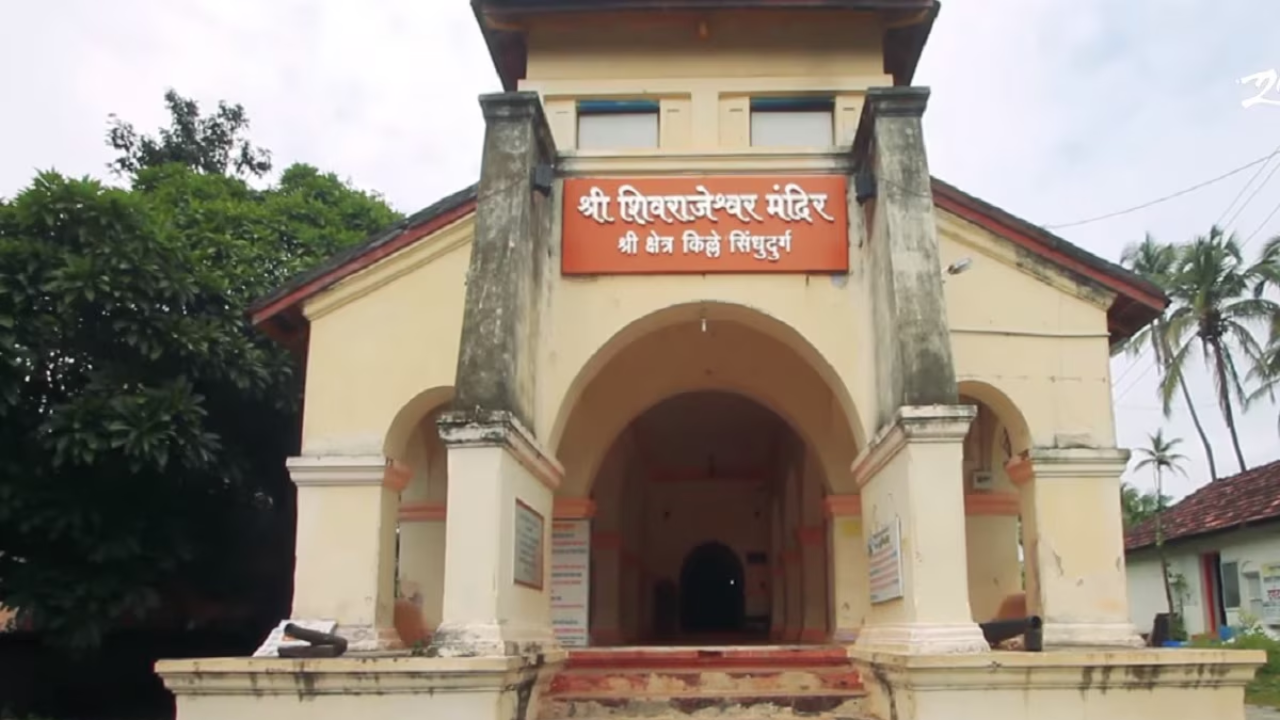 या किल्ल्यावर एक शिवराजेश्वर नावाचे मंदिर देखील आहे जिथे छत्रपती शिवाजी महाराजांची पदचिन्हे ठेवण्यात आली आहेत. किल्ल्याला तब्बल 42 बुरुज असून हा किल्ला मुंबईपासून 450 किमी अंतरावर आहे 
