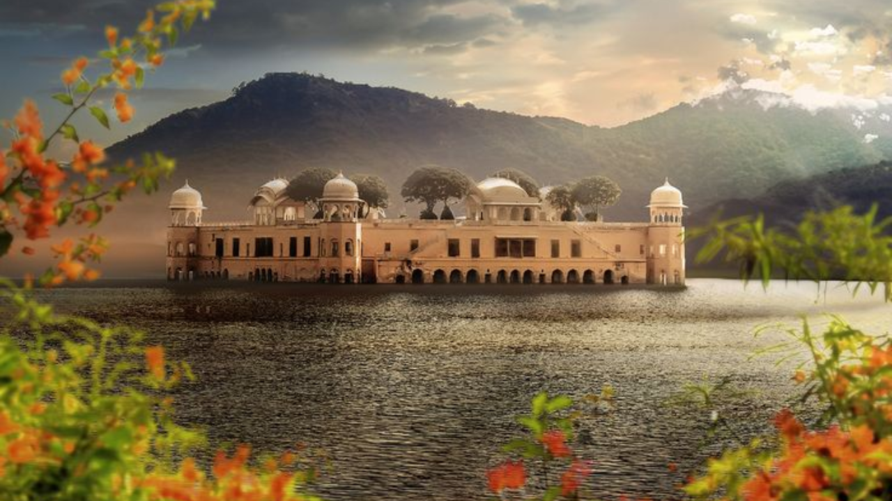 तलाव 300 एकर क्षेत्र व्यापतो आणि 4 मीटर खोल आहे. तलावाच्या मध्यभागी बांधलेल्या जलमहालाच्या आत कोणालाही जाण्याची परवानगी नाही. हा राजवाडा बाहेरून पाहता येतो. याच्या आत नक्की काय आहे आणि पाण्यात बुडूनही वर्षानुवर्षे हा राजवाडा उभा कसा? याचे उत्तर आजही गुलदस्त्यातच आहे 
