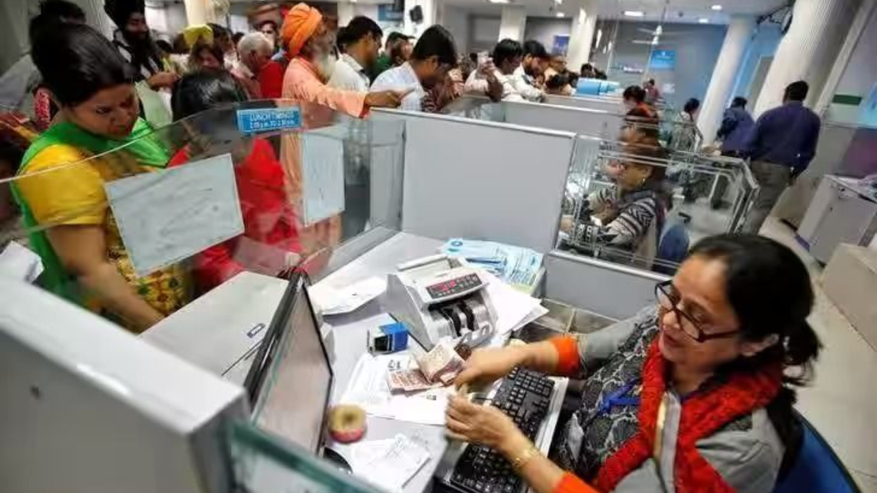 अकाऊंट होल्डर्सना ऑटो स्वीप सर्विसच्या मदतीने  सरप्लस फंडवर अधिक व्याज मिळवणे शक्य होते.  या सेवेअंतर्गत तुमच्या Saving Account मध्ये असणाऱ्या रकमेहून अधिक रक्कम जमा झाल्यास सरप्लस फंडच्या स्थितीमध्ये Automatically ही रक्कम FD मध्ये ट्रान्सफर केली जाते, ज्यामुळे तुम्हाला एफडीवर मिळणारे व्याज चालू होते 
