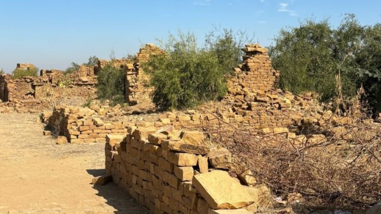 कुलधराच्या हरवलेल्या गावकऱ्यांचे आत्मे आजही तिथल्या निर्जन रस्त्यावर फिरत आहेत, अशी अनेकांची धारणा आहे. काही अभ्यागतांनी रात्रीच्या वेळी रहस्यमय सावल्या पाहिल्या किंवा विचित्र आवाज ऐकल्याचा दावा केला आहे